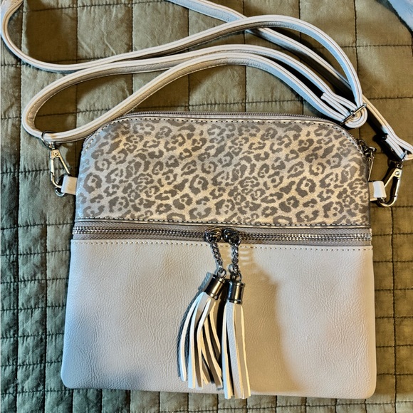 Jen & Co Handbags - Leopard Print Crossbody Bag - White and Gray Jen & Co